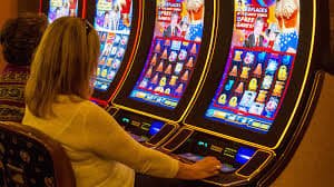 m9123 Live Casino Mobile APP ဖြင့် Phone မှ Baccarat Dragon Tiger ကစားနေသောမြင်ကွင်း